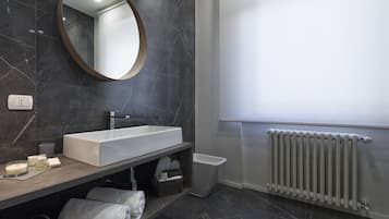 Deluxe-Zimmer | Badezimmer | Hausschuhe, Handtücher, Shampoo, Toilettenpapier