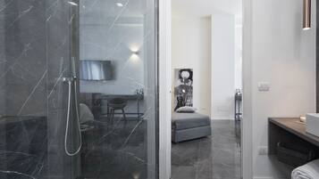 Deluxe Room | Bathroom | Slippers, towels, shampoo, toilet paper