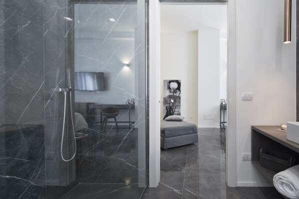 Deluxe Room | Bathroom | Slippers, towels, shampoo, toilet paper - Suite Vogue Stazione (Voghera)