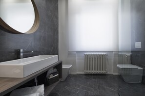 デラックス ルーム | バスルーム | スリッパ、タオル、シャンプー、トイレットペーパー