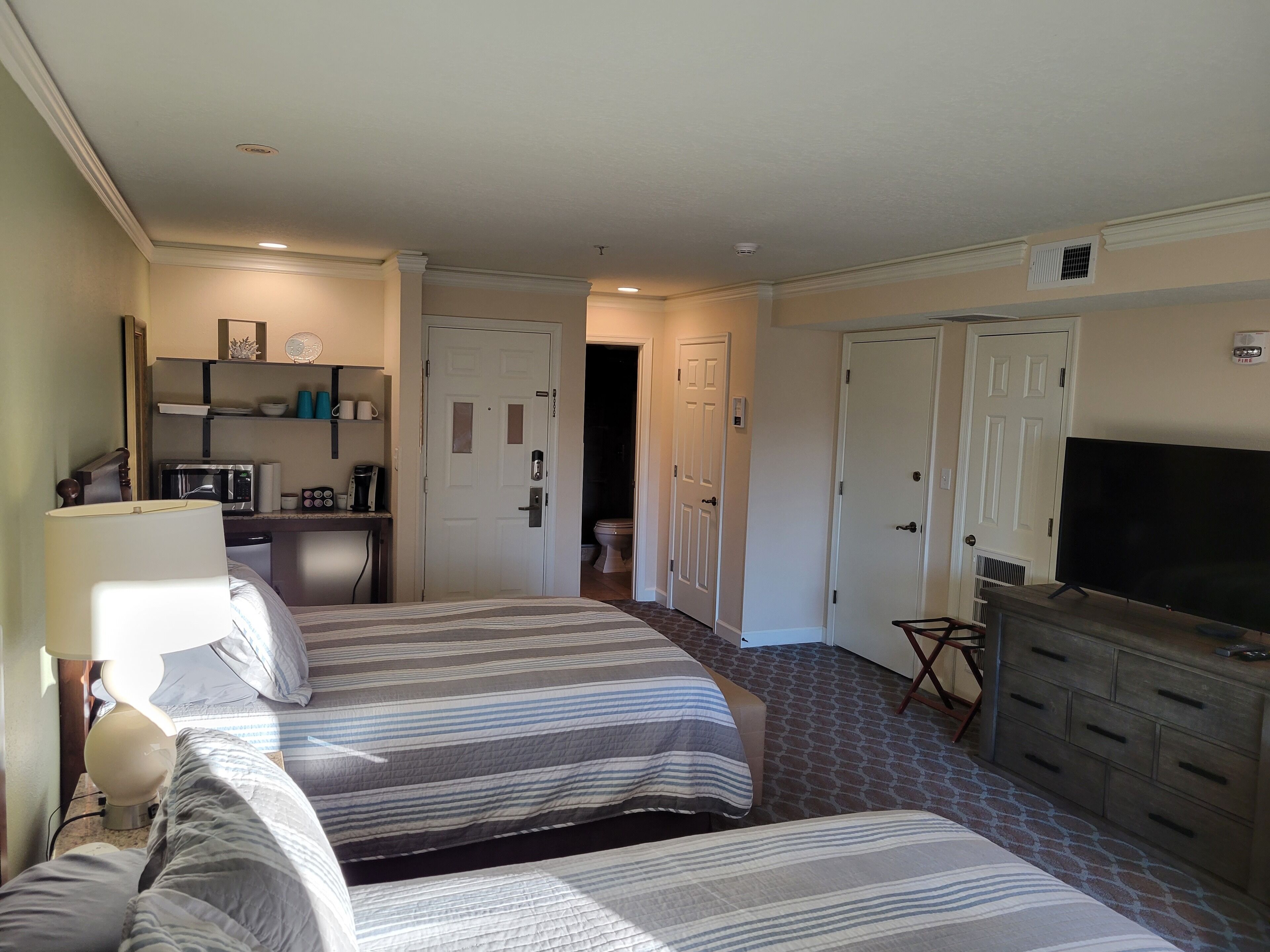 Tabla de planchar con plancha, wifi y ropa de cama 