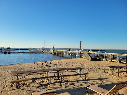 Kingsmill water-view studio, minutes to Busch Gardens & Colonial Williamsburg!