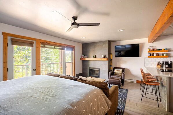 Tabla de planchar con plancha, wifi gratis y ropa de cama