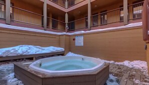 Tina de hidromasaje al aire libre