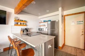 Réfrigérateur, four à micro-ondes, un four, surface de cuisson