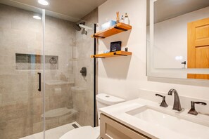 Tina con regadera, secadora de cabello, toallas, jabón