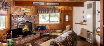 Rustic Mountain Retreat. Trail access,fenced yard