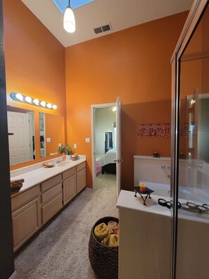 Hair dryer, towels, soap, shampoo - Tranquility at Piñon Creek (Albuquerque)