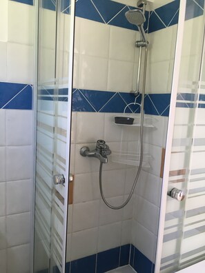 Shower, hair dryer, towels