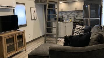 智能电视、壁炉、书