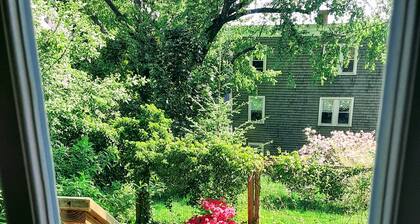 Panoramic view, large deck, ground floor apartment, walk to subway and beach