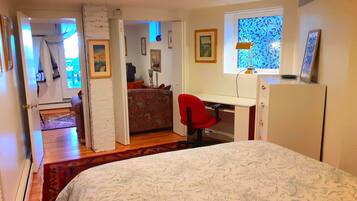 1 soveværelse, pengeskab på værelset, skrivebord, strygejern/strygebræt