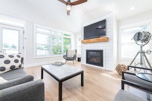 Smart TV, chimenea, videojuegos y libros