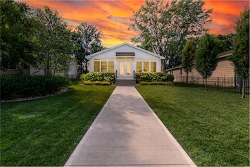 Welcome to Phoebe's! One of the best waterfront properties on the lake!