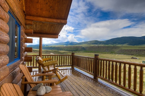 True Montana Log Cabin, Yellowstone Park, Ennis, Madison River Fishing,  4+2.5