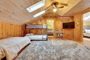 5 Schlafzimmer, Schreibtisch, Bügeleisen/Bügelbrett, Reisekinderbett
