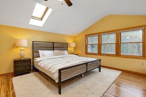 5 bedrooms, desk, iron/ironing board, travel crib