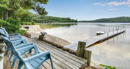 Private Beach! Kayak, Swim, Fish! Hot Tub, Sauna & Boat Dock. Year-Round Fun!