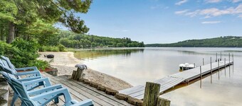 Private Beach! Kayak, Swim, Fish! Hot Tub, Sauna & Boat Dock. Year-Round Fun!