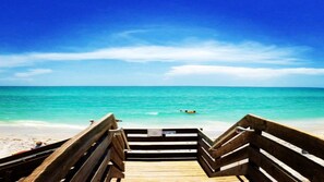 Plage à proximité, chaises longues, serviettes de plage