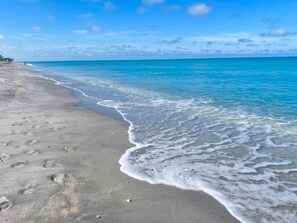 Nära stranden, solstolar och strandhanddukar