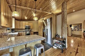 Fridge, microwave, oven, stovetop - Cabin retreat with Hot Tub (Truckee)