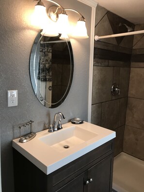 Combined shower/tub, towels, soap, toilet paper