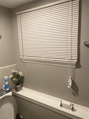 Douche, séchoir à cheveux, serviettes fournies, savon