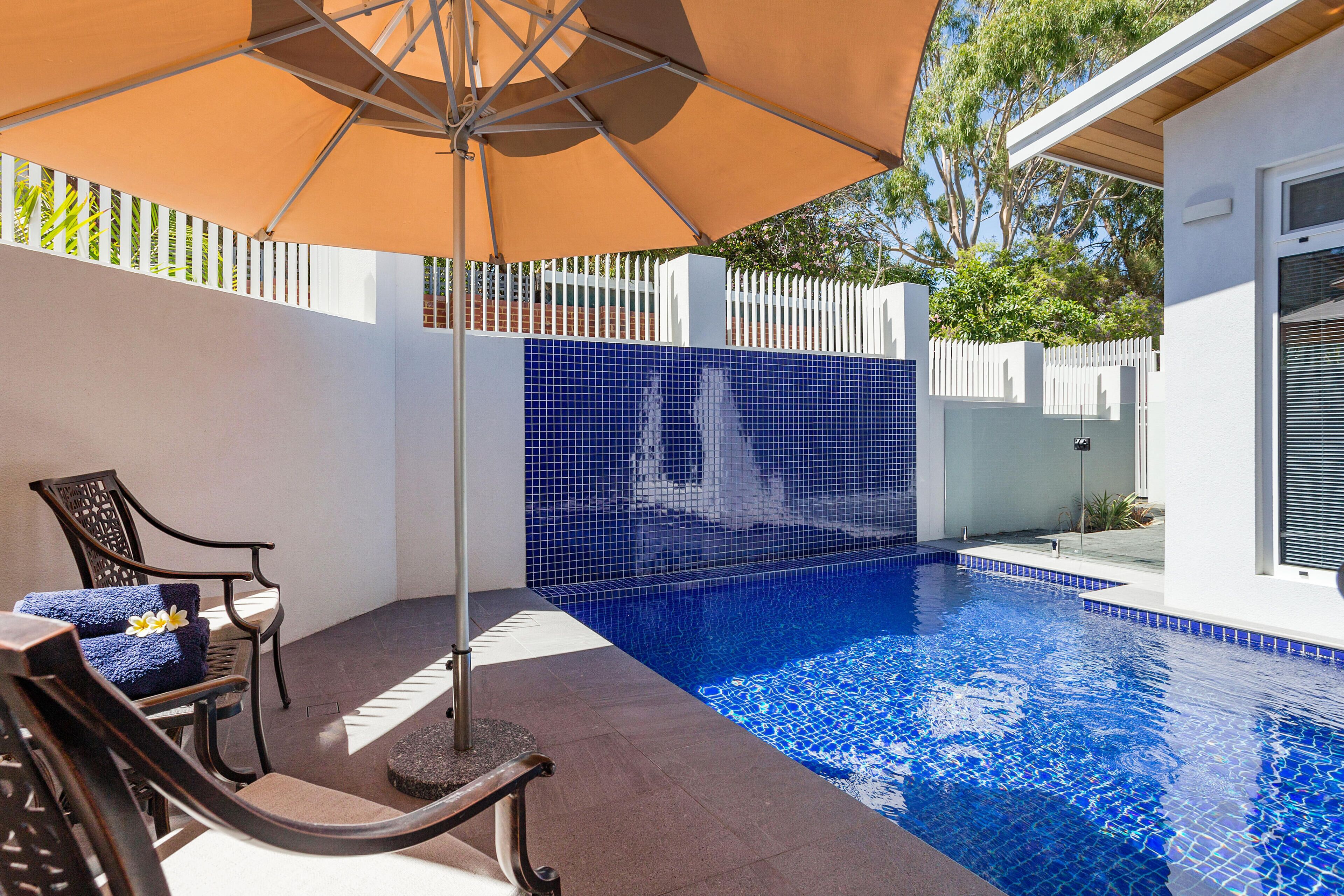 LUXURY VILLA WITH POOL IN CENTRAL FREMANTLE. KING SIZE BEDROOMS WITH ENSUITES.  — image 5
