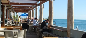 LUXURY VILLA WITH POOL IN CENTRAL FREMANTLE. KING SIZE BEDROOMS WITH ENSUITES. 