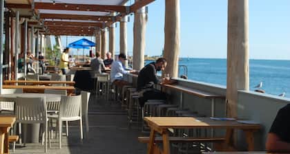 LUXURY VILLA WITH POOL IN CENTRAL FREMANTLE. KING SIZE BEDROOMS WITH ENSUITES.