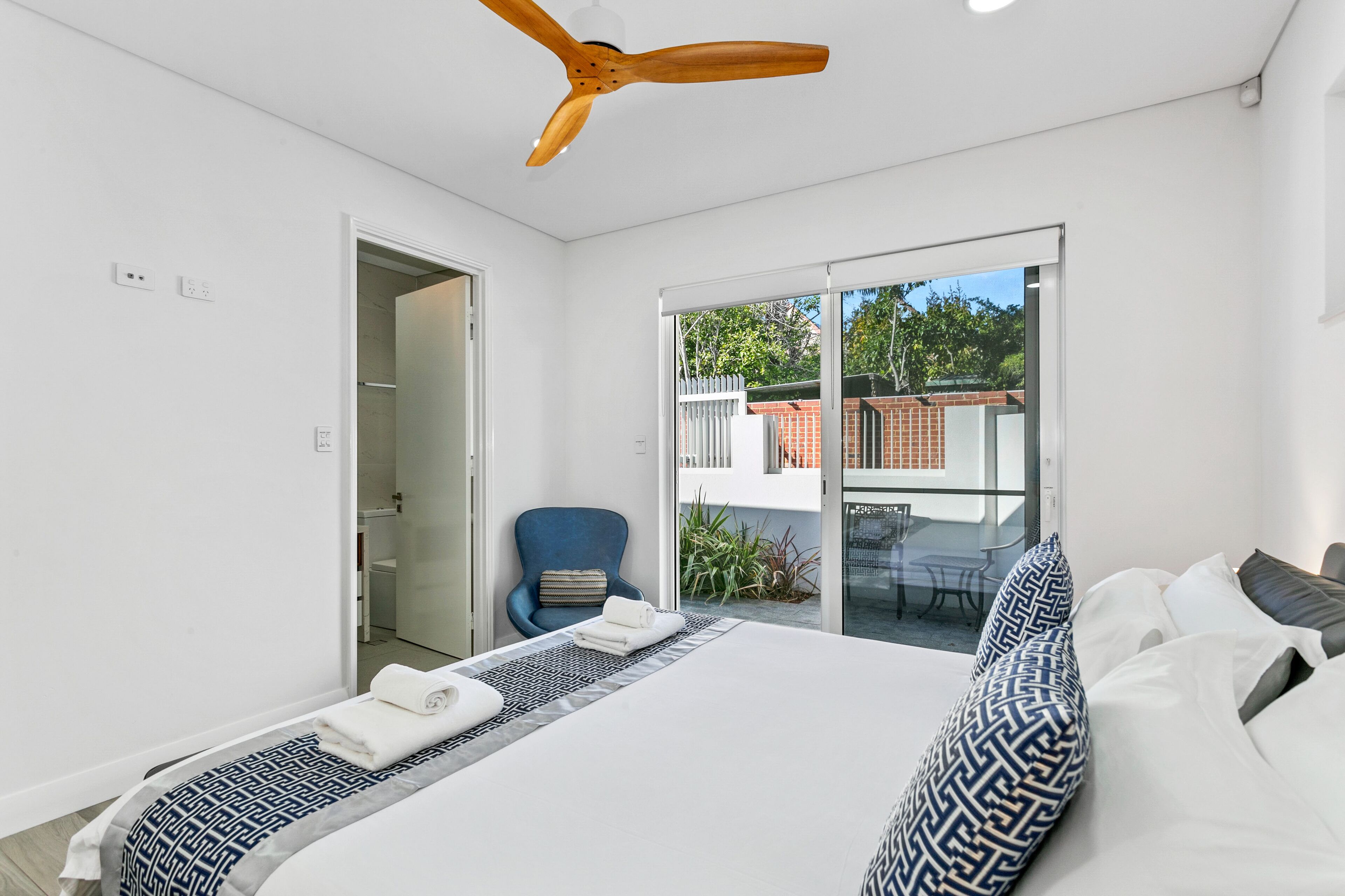 LUXURY VILLA WITH POOL IN CENTRAL FREMANTLE. KING SIZE BEDROOMS WITH ENSUITES.  — image 25