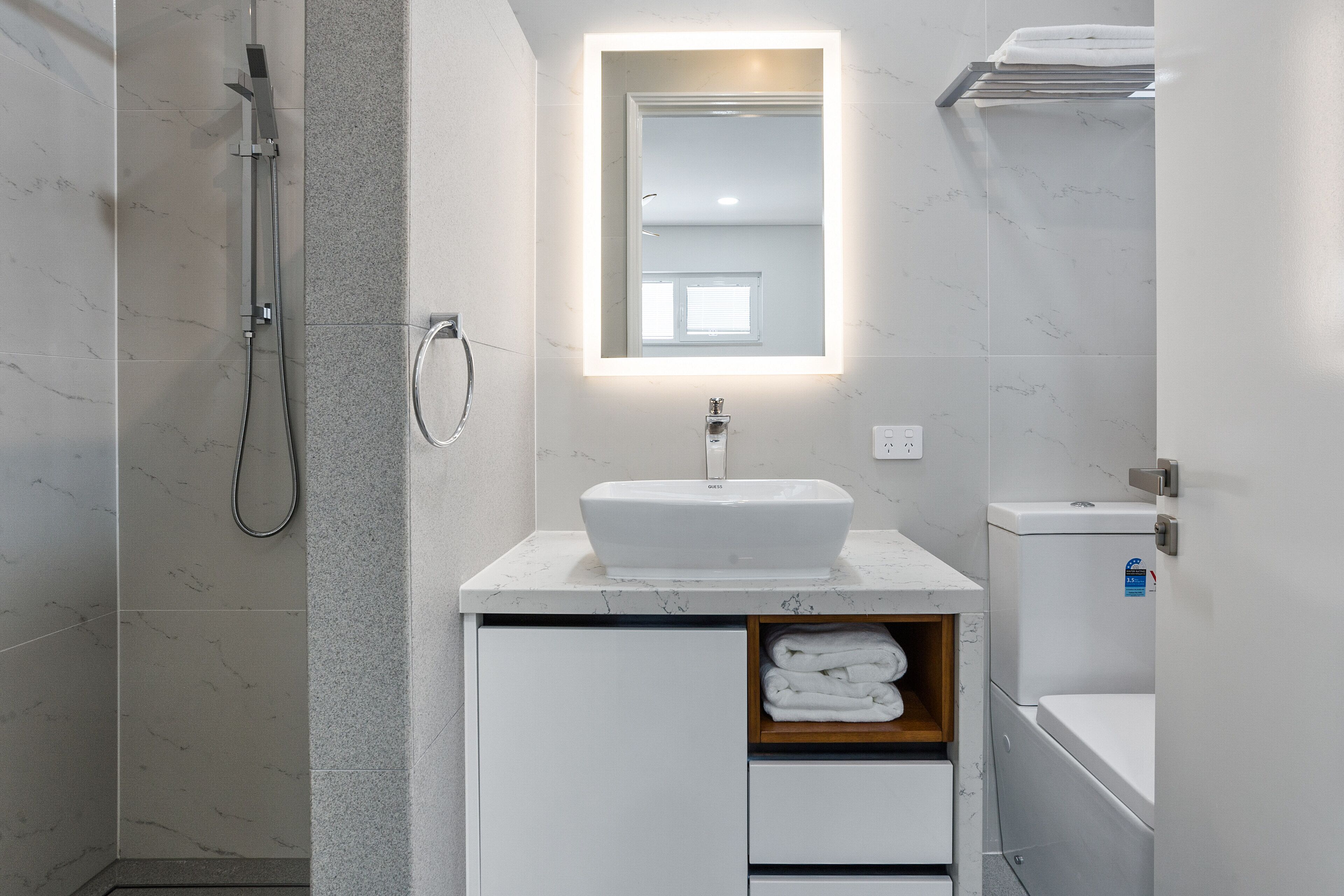 LUXURY VILLA WITH POOL IN CENTRAL FREMANTLE. KING SIZE BEDROOMS WITH ENSUITES.  — image 27