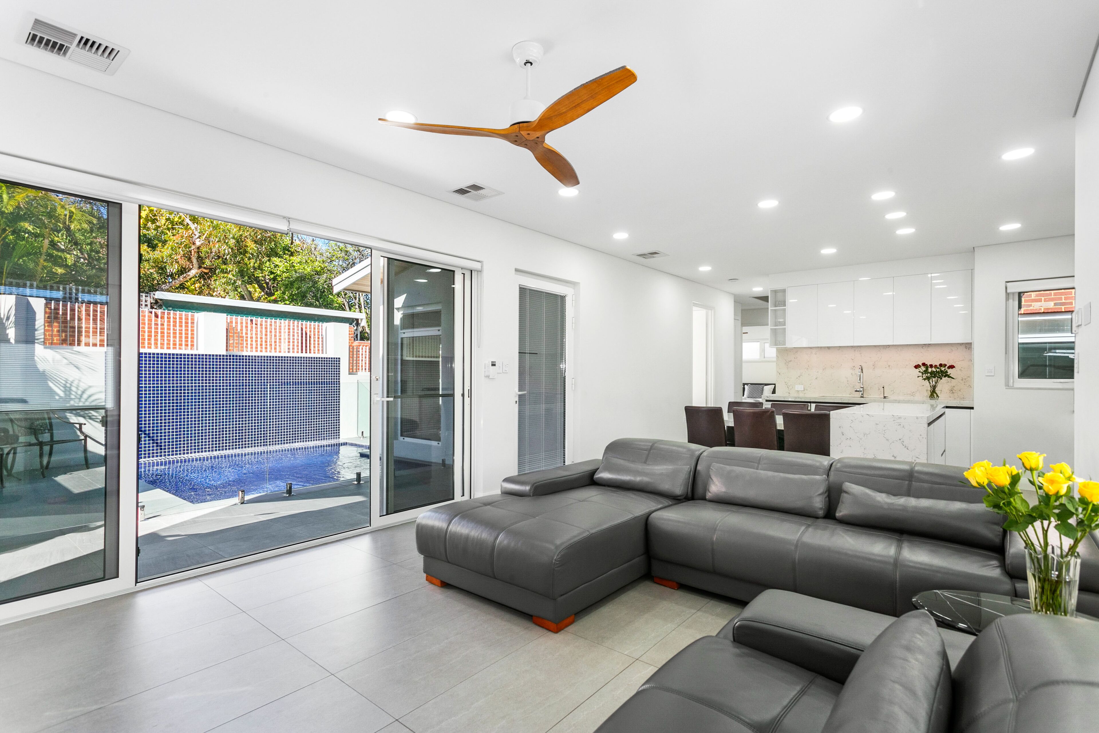 LUXURY VILLA WITH POOL IN CENTRAL FREMANTLE. KING SIZE BEDROOMS WITH ENSUITES.  — image 8