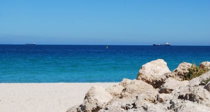 LUXURY VILLA WITH POOL IN CENTRAL FREMANTLE