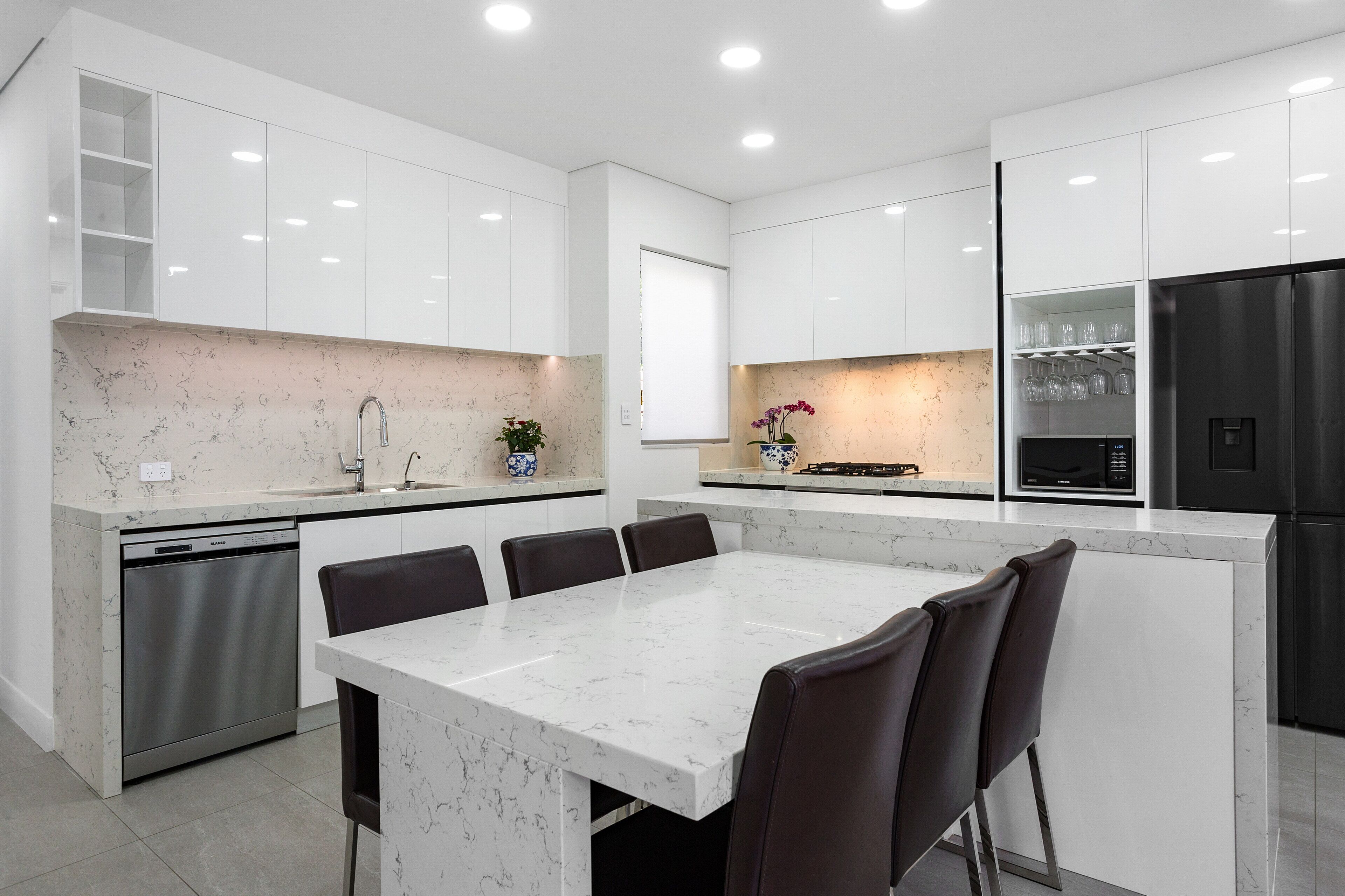 LUXURY VILLA WITH POOL IN CENTRAL FREMANTLE. KING SIZE BEDROOMS WITH ENSUITES.  — image 11
