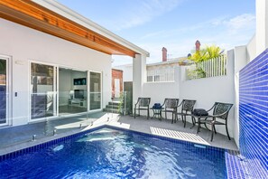 Outdoor pool, a heated pool - LUXURY VILLA WITH POOL IN CENTRAL FREMANTLE. KING SIZE BEDROOMS WITH ENSUITES.  (Fremantle)