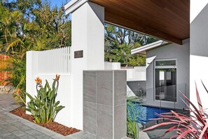 Outdoor pool, a heated pool - LUXURY VILLA WITH POOL IN CENTRAL FREMANTLE. KING SIZE BEDROOMS WITH ENSUITES.  (Fremantle)