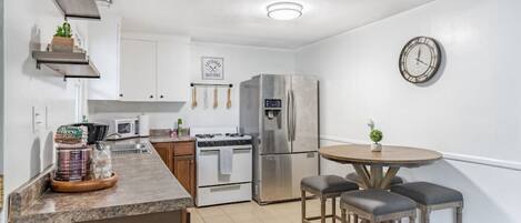 冷蔵庫、電子レンジ、オーブン、コンロ