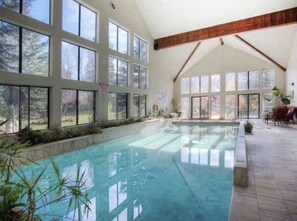 Piscina coperta, una piscina riscaldata