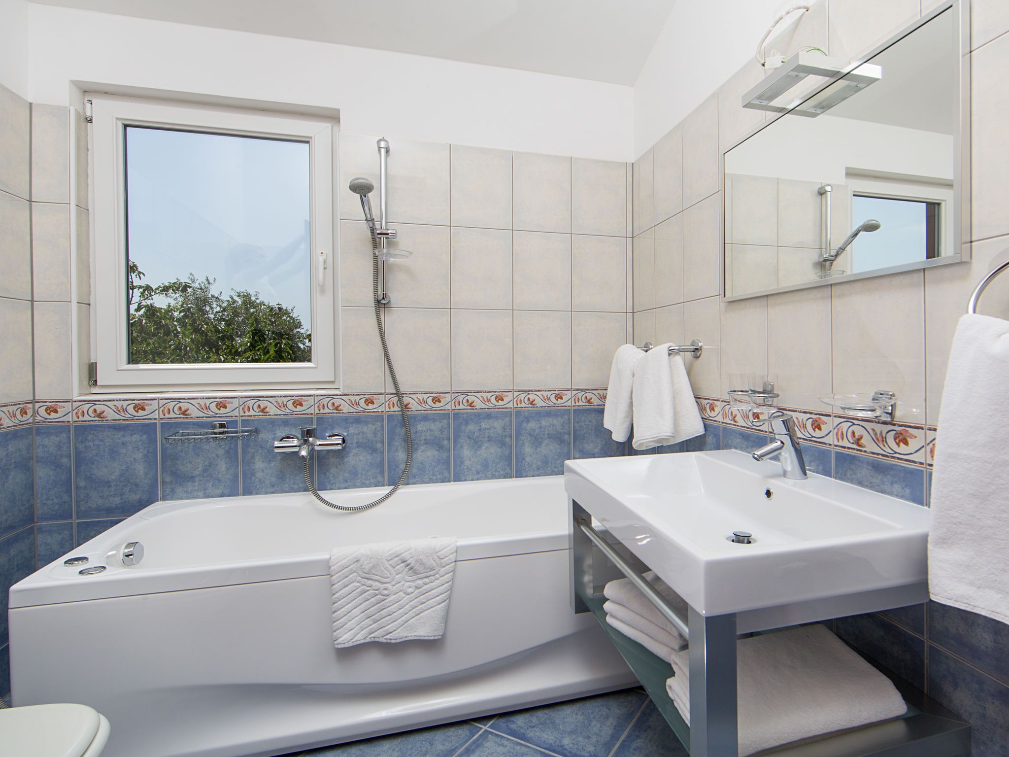 Combined shower/tub, towels