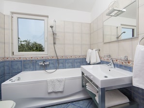 Combined shower/tub, towels - Homely Apartment in Tar With Swimming Pool (Tar-Vabriga)
