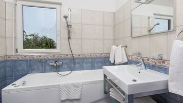 Combined shower/bathtub, towels