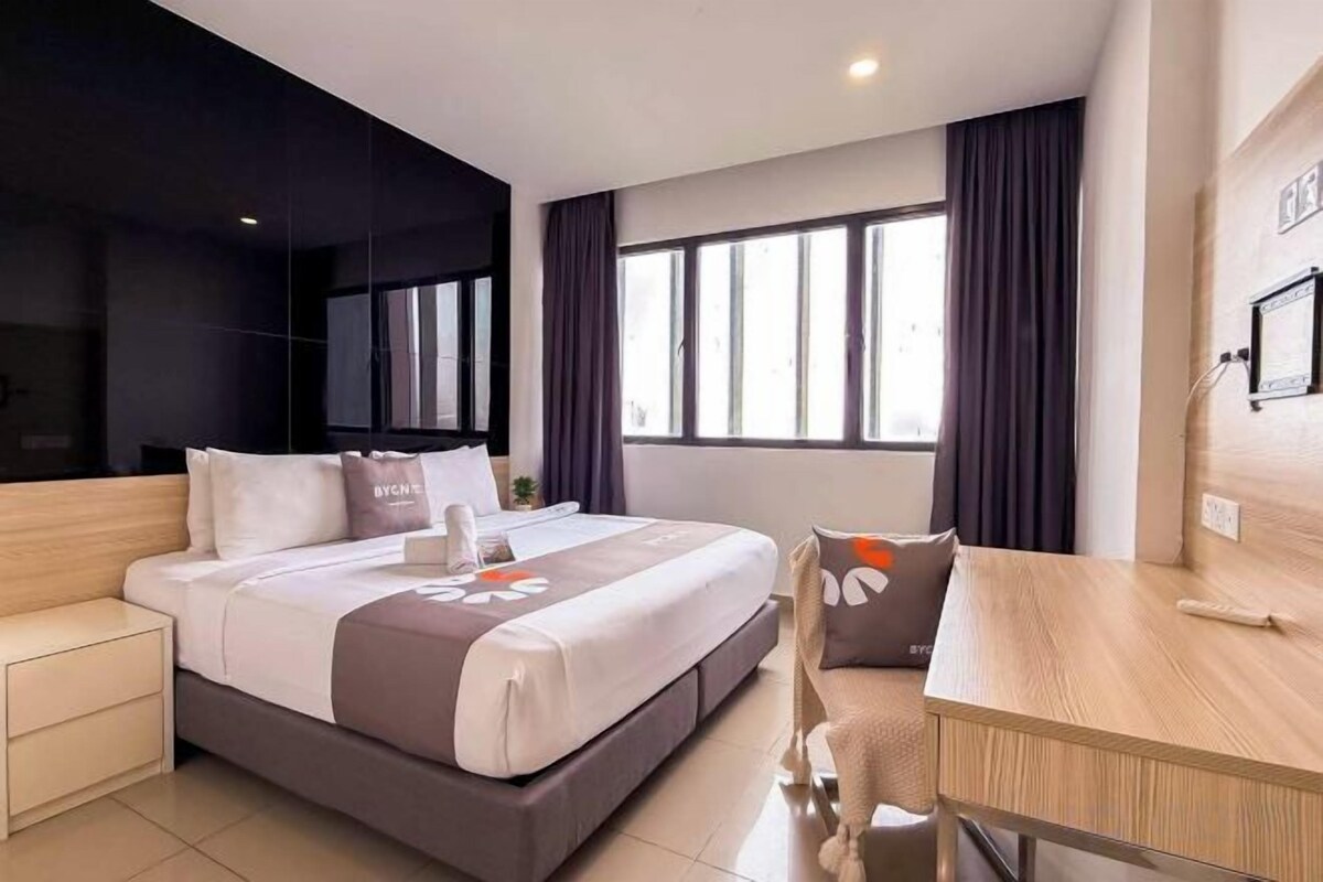 Escritorio, cortinas blackout y tabla de planchar con plancha 