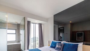 Apartemen Deluks | Meja kerja, tirai kedap cahaya, setrika/meja setrika, dan seprai linen