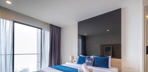Desk, blackout drapes, iron/ironing board, bed sheets - Premium Suites D'lement At Genting Highlands (Genting Highlands)