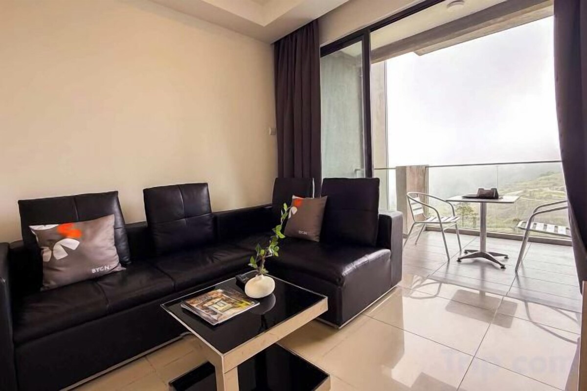 Living area | 40-inch flat-screen TV with cable channels, TV