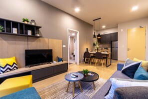 Comfort Apartment | Living area | 40-inch flat-screen TV with cable channels, TV