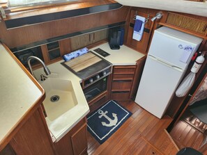 Kjøleskap, mikrobølgeovn, ovn og kokeplater