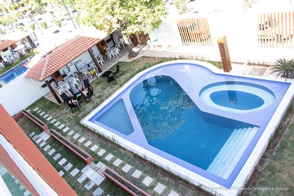 من حمّامات السباحة المغطاة